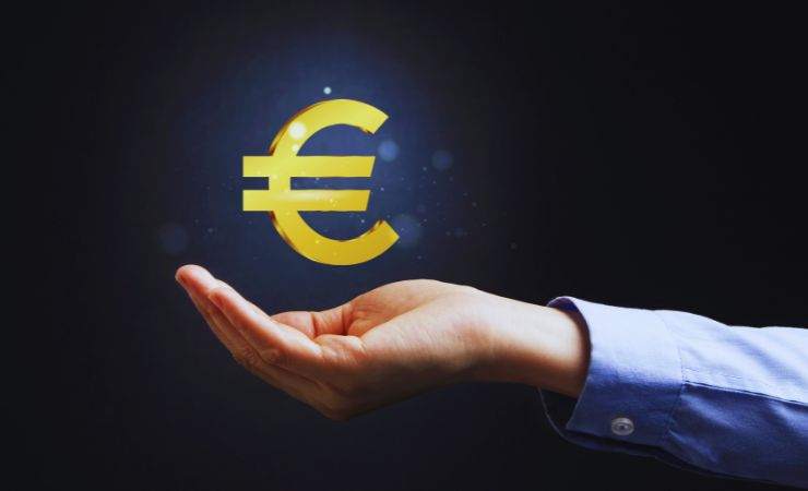 una mano con il logo dell'euro sopra